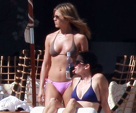 Sexi Famous Jennifer Aniston Sexy Bikini Photos