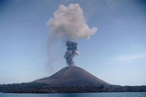 anak krakatau eruption stops pvmbg national  jakarta post