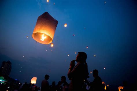 sky lanterns released  celebrate  year  dai ethnic group  sw