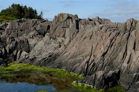 batu basal bergerigi dari garis pantai yang reksa dana foto stok
