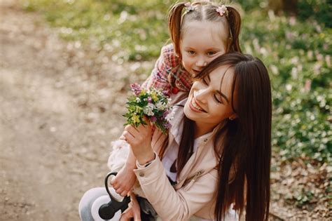 Free Photo Elegant Mother With Cute Daughter