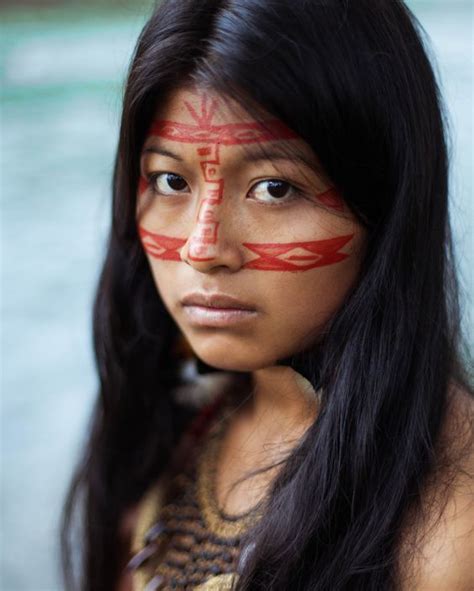 Mujer Kichwa En La Selva Amazónica De Ecuador Una