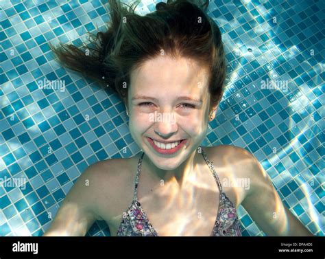 mädchen unter wasser im schwimmbad stockfoto bild 65386762 alamy