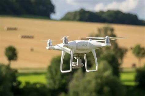 review   dji phantom  standard advanced  pro drone traveller