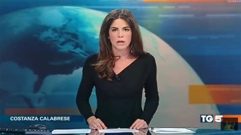 el descuido de una presentadora italiana que deja al aire su ropa interior