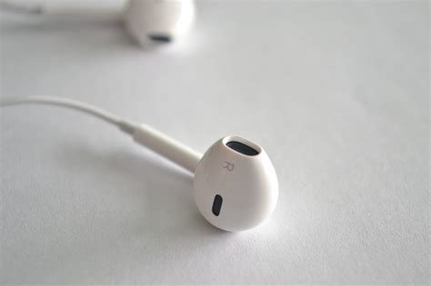 hidden features  apple airpods  earpods business insider
