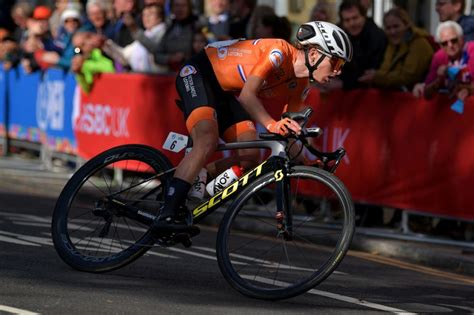 van vleuten claims world championship  audacious km solo attack cyclingnews