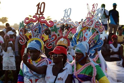 quase  grupos  milhares de folioes disputam carnaval de luanda ver angola diariamente
