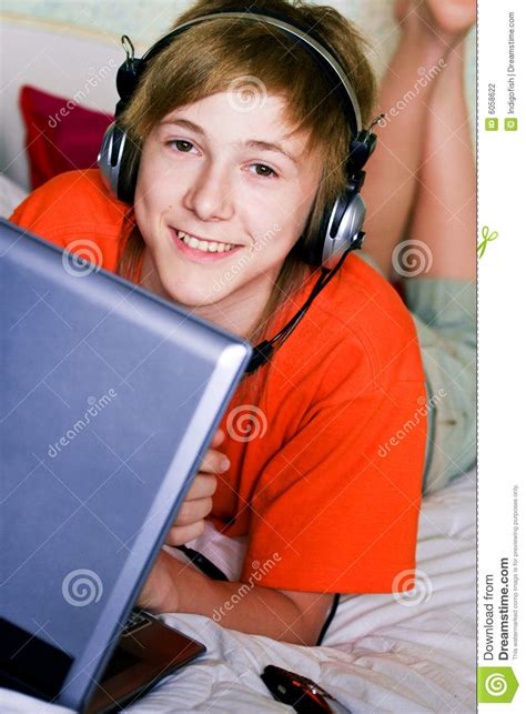 glimlachende tiener met laptop stock foto afbeelding