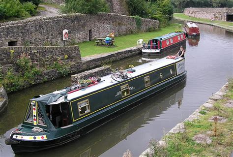 reasons  choose  canal boat holiday  year flat bottom boat world