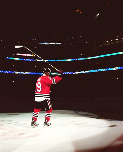 il porte un jersey rouge et des pantalons rouges noirs et blancs il porte un casque d hockey
