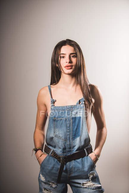 Brünettes Oben Ohne Mädchen Posiert In Jeans Und Blickt In Die Kamera