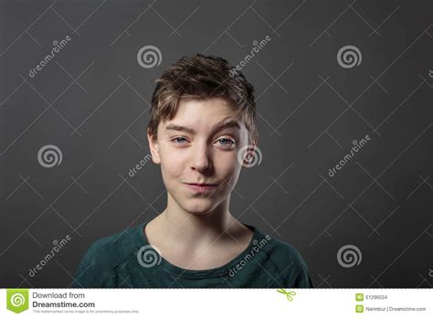 portret van een glimlachende tiener stock foto