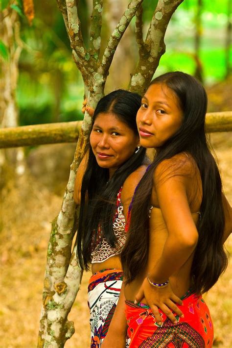 embera indian women   village  ellapuru chagres river