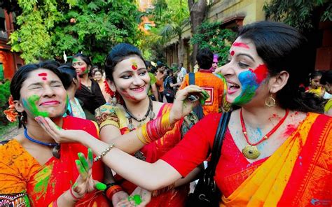 In Bengal Holi Festival Is Known As ‘dol Yatra’ People Celebrate It