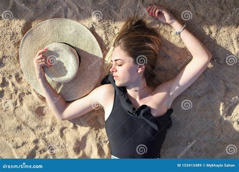 retrato de uma menina sexy bronzeada bonita na praia mulher que