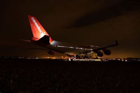airplane      runway  night