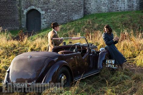 new official outlander photos and ron moore interview in ew outlander tv news