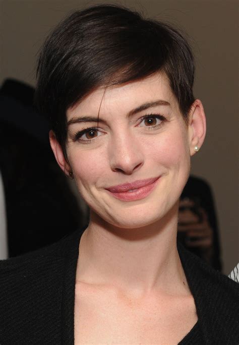 Watch Anne Hathaway Take Her Makeup From Barely There To Super Glam
