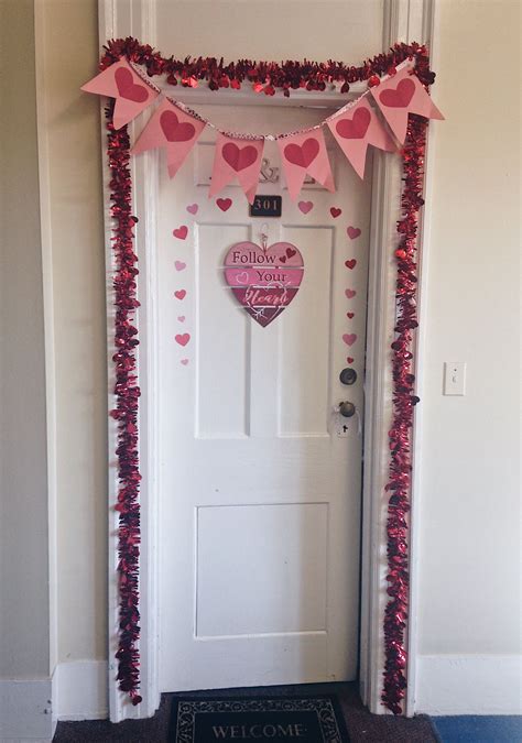 Valentine S Day Dorm Door Decoration Ideas Pink And Red Hearts Cute