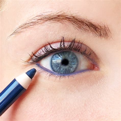 A Cheater S Guide To Applying Eyeliner Into The Gloss