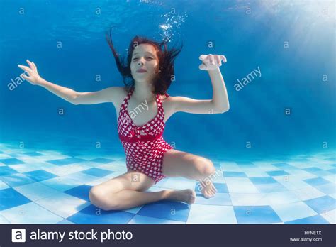 Female Diver Holding Breath Underwater Hot Girl Hd Wallpaper