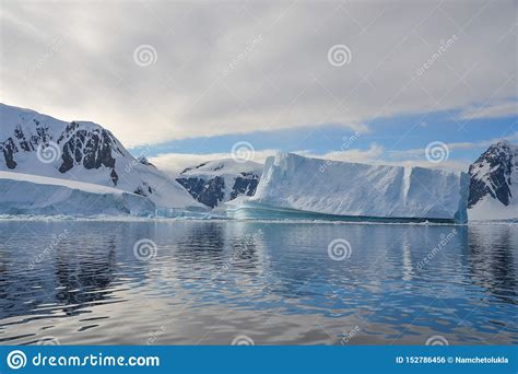 ijsbergen van het overzees stock foto image  blauw