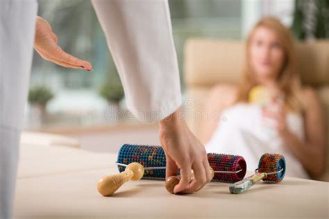 Masseur Der Sich Vorbereitet Massage Zu Tun Stockfoto Bild Von