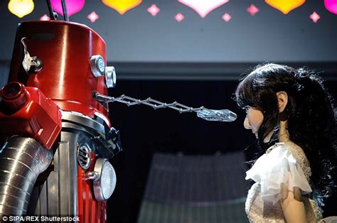 First Robot Wedding In Japan Takes Place And Even Ends With A Kiss