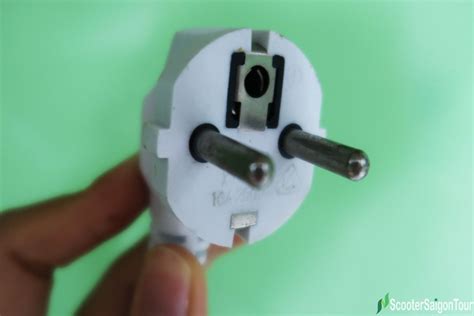plug type  guide  plugs electrical outlets voltage frequency  vietnam  scooter saigon