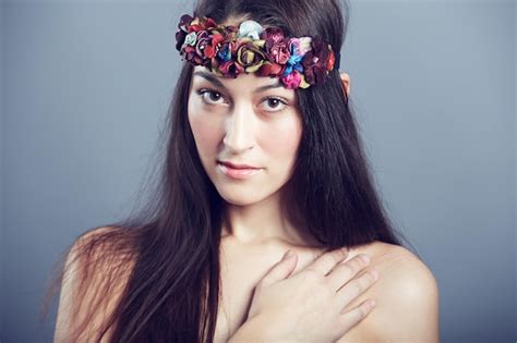 Hippy Beauty Retrato De Una Bella Morena Desnuda Con Flores En El Pelo