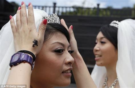 lesbian couple celebrate taiwan s first buddhist same sex wedding daily mail online