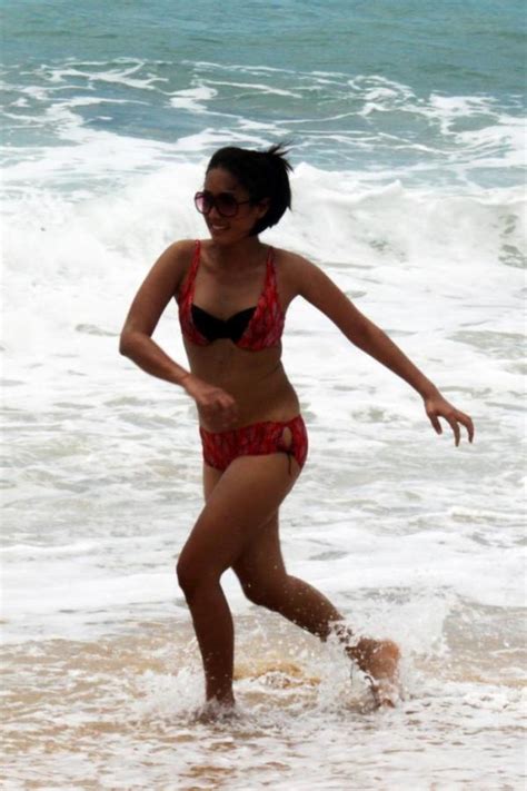 2012 Foto Penyanyi Dangdut Melinda Bikini Di Pantai