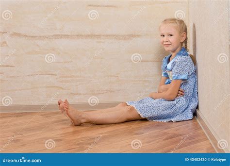 sentada femenina hermosa joven en piso foto de archivo imagen de