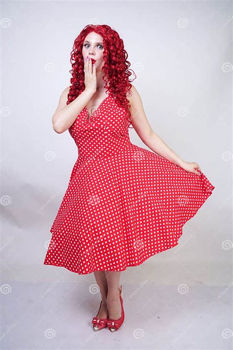 plus kvinna för rött hår för format lockig med den curvy kroppen som