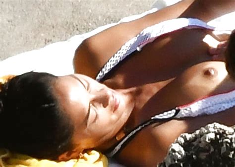 nicole scherzinger showing boobs ans nips in capri july 2017 13 pics xhamster