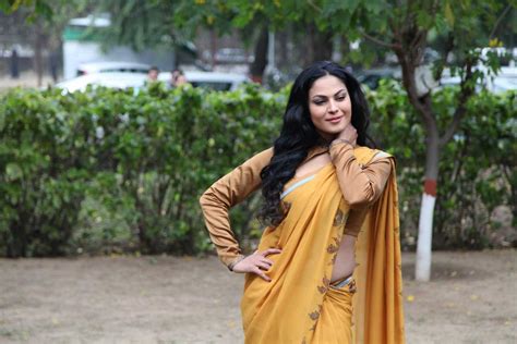 my country actress veena malik latest hot stills in saree