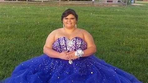 strangers rally behind teen bullied over prom dress she pays it forward good news network