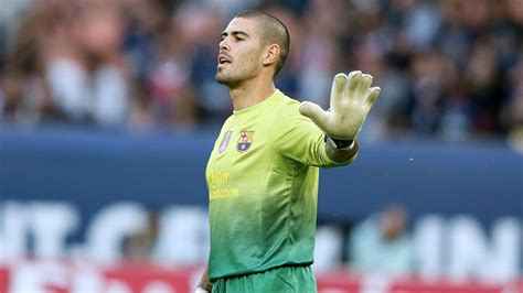 transfer news barcelona goalkeeper victor valdes    contract  camp nou football