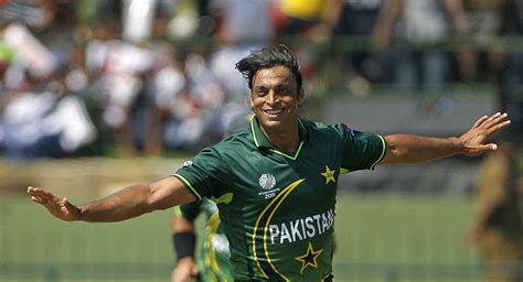 pakistan s shoaib akhtar says india favourite to win