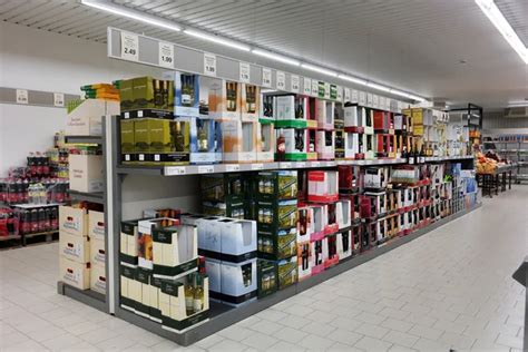 lidl korting supermarkt redactionele stockfoto  defotoberg