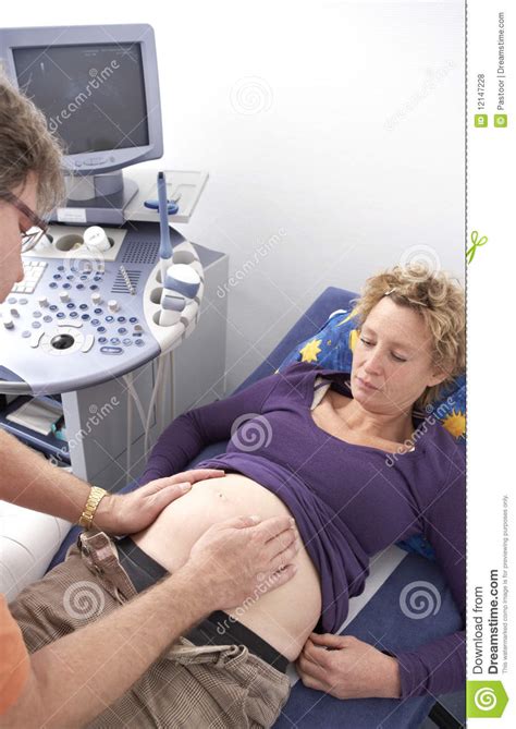 Gynécologue Examinant La Femme Enceinte