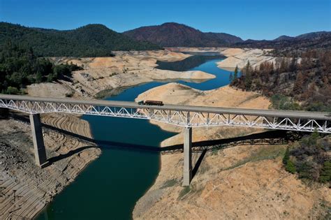 dramatic lake oroville  depict worsening california drought