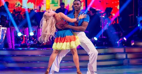 strictly come dancing ore oduba stuns with salsa routine as louise
