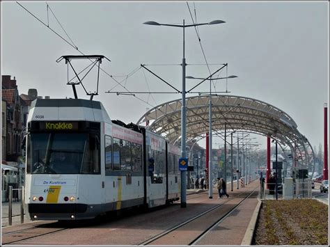 de kusttram   verlaesst   die futuristisch anmutende haltestelle nieuwpoort bad