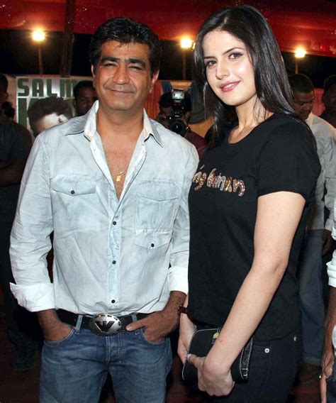 Hamara Net Salman Khan With His New Girlfriend Zareen