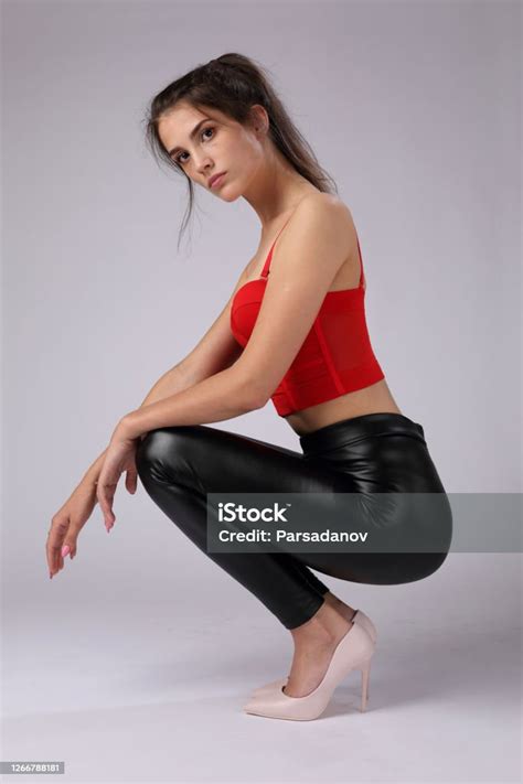 빨간 뷔스티에와 검은 레깅스 쪼그리고 에 소녀 가냘픈에 대한 스톡 사진 및 기타 이미지 가냘픈 가슴 골 검은색 istock