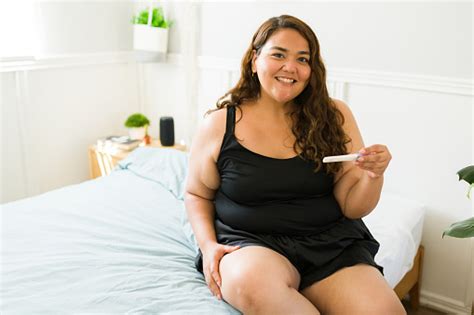 wanita hamil yang kelebihan berat badan bersemangat foto stok unduh