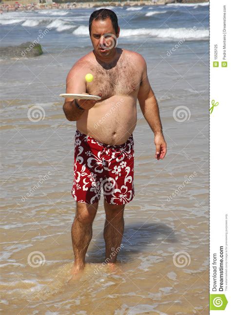Hombre Gordo Que Juega A Tenis De La Playa En La Playa