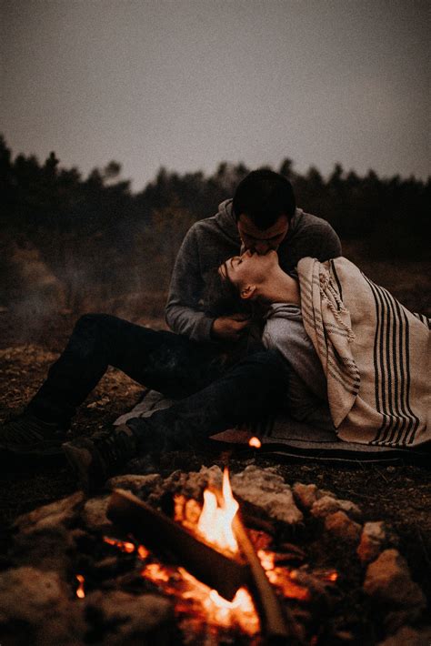 Bonfire Nights Cozy Engagementshooting Camping Photo Camping